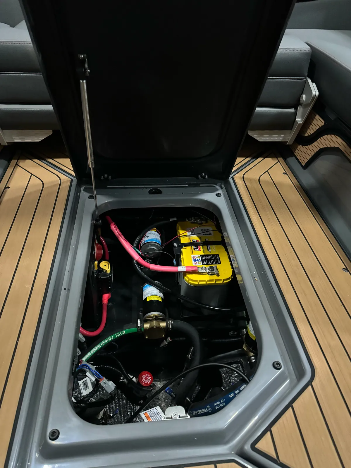 船艙電池室中的 OPTIMA 黃頂電池