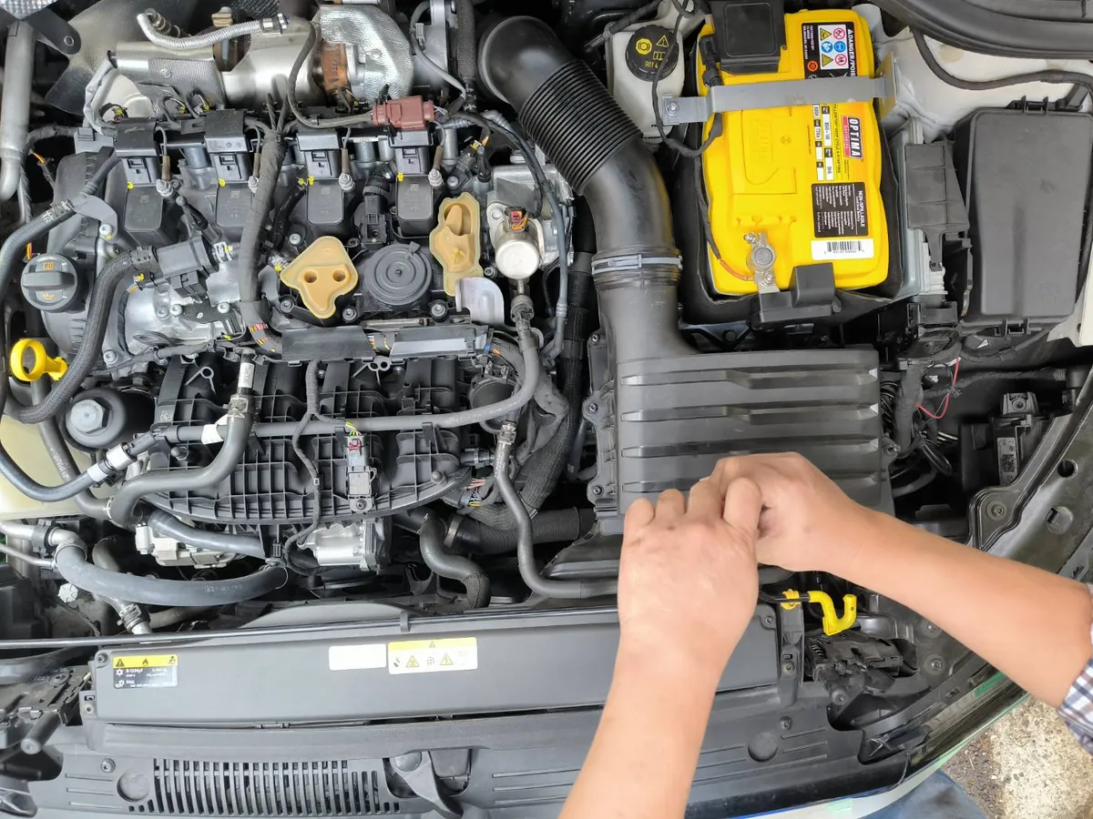 技師在引擎室安裝 OPTIMA 黃頂電池